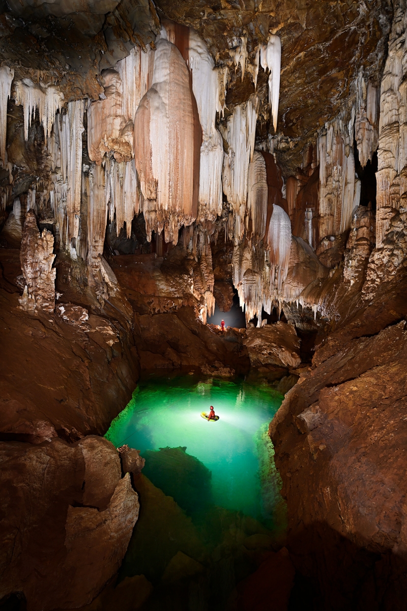 Gruta do Tamboril (Minas Gerais, Brésil) - Vue générale du lac avec bateau et personnage en fond.